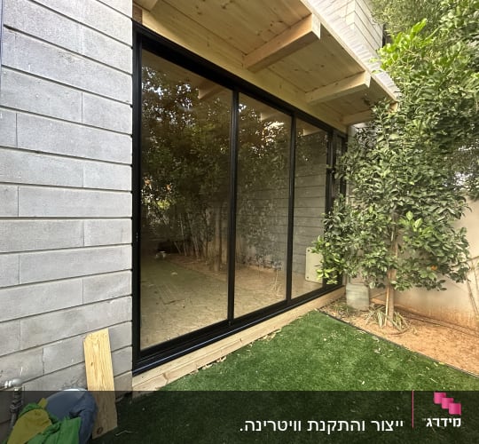 מסגרת אלומיניום שחורה לחלון זכוכית גדול